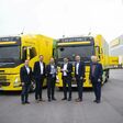(v.l.n.r): Günther Kranzl (Behördenverkauf Volvo Trucks); Franz Leitner (Executive Vice President Logistics Centers & Transport, Österreichische Post AG); Erich Plochberger (Sales Manager Volvo Trucks); Peter Umundum (Vorstandsdirektor für Paket & Logistik, Österreichische Post AG); Thomas Fellner (Leiter Transportlogistik National, Österreichische Post AG); Martin Prasch (Transportlogistik Ost, Österreichische Post AG) vor den beiden Volvo FM Electric