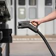Das Angebot für das sogenannte „Depot Charging“ umfasst die Beratung, den Verkauf von Hardware und den technischen Service, sowie Finanzierungslösungen für die Ladeinfrastruktur. Darüber hinaus übernehmen von Mercedes-Benz Trucks qualifizierte Partner auf Wunsch die Installation.