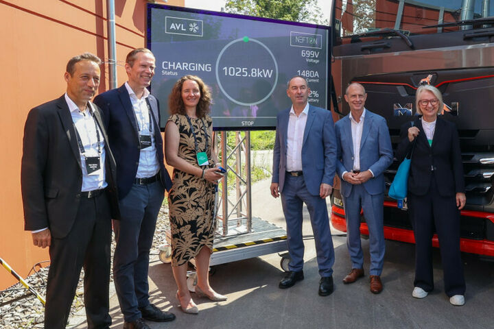 Ergebnispräsentation des Lade-Infrastruktur-Forschungsprojekts NEFTON (v.l.) in Plattling: Prof. Markus Lienkamp, Technische Universität München, Dr. Frederik Zohm, MAN Truck & Bus, Prof. Veronika Fetzer, Technische Hochschule Deggendorf, Staatsminister Hubert Aiwanger, Egon Leo Westphal, Bayernwerke AG, Prof. Monika Schnitzer, Vorsitzende der Wirtschaftsweisen.