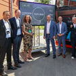 Ergebnispräsentation des Lade-Infrastruktur-Forschungsprojekts NEFTON (v.l.) in Plattling: Prof. Markus Lienkamp, Technische Universität München, Dr. Frederik Zohm, MAN Truck & Bus, Prof. Veronika Fetzer, Technische Hochschule Deggendorf, Staatsminister Hubert Aiwanger, Egon Leo Westphal, Bayernwerke AG, Prof. Monika Schnitzer, Vorsitzende der Wirtschaftsweisen.