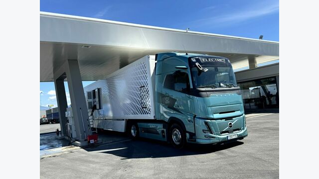 Kuriosum am Rande: aufgrund fehlender Ladeinfrastruktur, musste der FH Electric mittels Dieselaggregat im Auflieger geladen werden, welches hier gerade betankt wird.