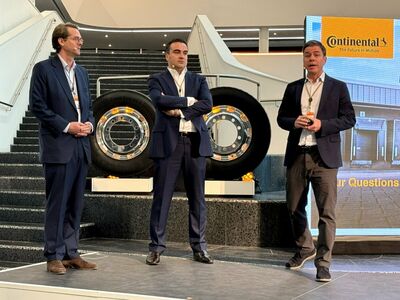 Ferdinand Hoyos, Leiter Reifen-Ersatzgeschäft, Tansu Isik, Leiter des Reifen-Geschäftsbereichs Süd, Flotten und OE Trailer sowie Jorge Almeida, Vice President Sustanability Tires bei der Präsentation. (v.l.n.r.)