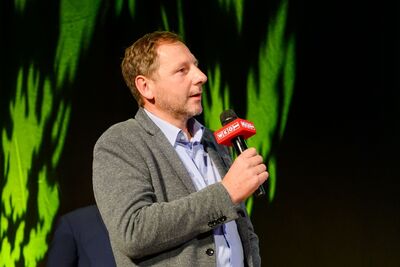 Stefan Stöbich bei der Präsentation der neuen F-LINE.