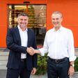 Alexander Eberharter (links) übernimmt von Hannes Mayr die Regionalleitung West bei Gebrüder Weiss.