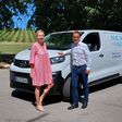 Martin Riha im Gespräch mit Karin Tober vor dem Opel Vivaro Hydrogen.