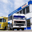 Beide DAF-LKW vor der Firmenzentrale von DAF Tschann Bayern GmbH in Poing bei München.