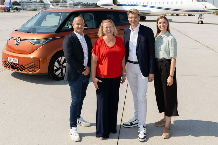 Stephan Moser, CFO Flughafen Salzburg, Bettina Ganghofer, Geschäftsführerin Flughafen Salzburg, Wilfried Weitgasser, Geschäftsführer Porsche Austria, Miriam Walz, Markenleiterin Volkswagen Nutzfahrzeuge und Leiterin Großabnehmer, Flotten und Direktkunden Porsche Austria (v.l.n.r.)