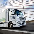 Der Hyundai Xcient Fuel Cell 6x2 mit Wechselbrückenaufbau und Allison-Vollautomatik ist seit Ende November 2023 bei GLS Deutschland im Regelbetrieb und im Großraum Köln-Bonn im Einsatz, um Pakete bei Kundinnen und Kunden abzuholen.