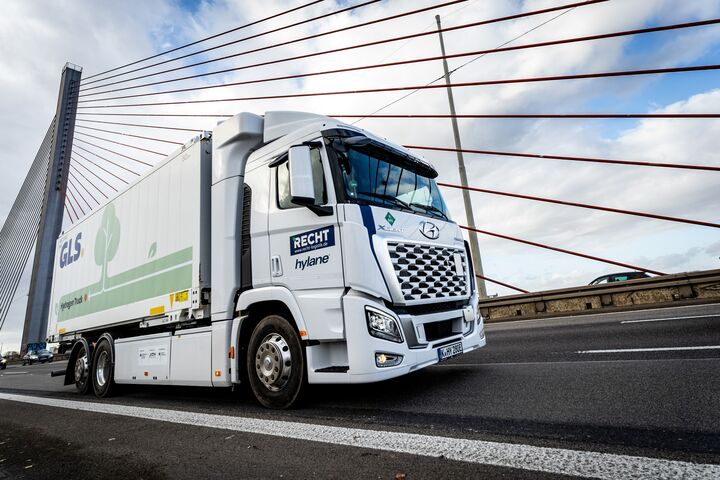 Der Hyundai Xcient Fuel Cell 6x2 mit Wechselbrückenaufbau und Allison-Vollautomatik ist seit Ende November 2023 bei GLS Deutschland im Regelbetrieb und im Großraum Köln-Bonn im Einsatz, um Pakete bei Kundinnen und Kunden abzuholen.