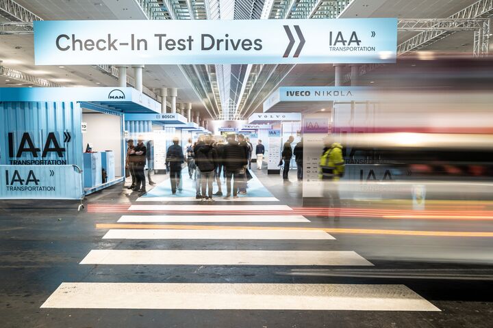 Von A wie Aurobay bis W wie Windrose können Besucherinnen und Besucher im Rahmen der Test Drives diverse Fahrzeugmodelle ausprobieren und auf ihre Tauglichkeit überprüfen.