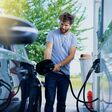 Mann beim Tanken