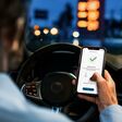 Autofahrer am Steuer betätigt Handyapp