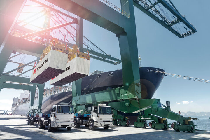 Warenhandling am Hafen
