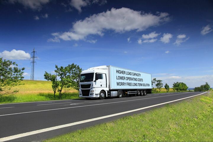 Durch den Einsatz faserverstärkter Kunststoffe kann man das Eigengewicht von Fahrzeugen absenken. Das ist vor allem im LKW-Bereich von Vorteil.