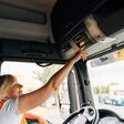 Bis zum 31. Dezember 2024 müssen alte analoge oder digitale Fahrtenschreiber der ersten Generation in allen Fahrzeugen mit einem zulässigen Gesamtgewicht von mehr als 3,5 Tonnen im grenzüberschreitenden Verkehr durch einen neuen intelligenten Tachographen der zweiten Version ersetzt sein.