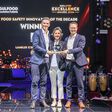 Goli Vossough, Commercial Director im Bereich Food Cluster Exhibitions, überreicht den Award an Dr. Alexander Strunz, Geschäftsführer der LAMILUX, (links) und Alexander Hoier, Head of Business Unit Building & Construction (rechts).