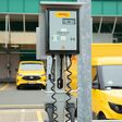 Sofern die Parkplätze bzw. deren Anordnung es zulassen, nutzt Elexon ein oberirdisches Installationssystem. Dies reduziert den zeitlichen, technischen und betrieblichen Aufwand und die Kosten.