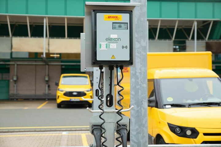 Sofern die Parkplätze bzw. deren Anordnung es zulassen, nutzt Elexon ein oberirdisches Installationssystem. Dies reduziert den zeitlichen, technischen und betrieblichen Aufwand und die Kosten.