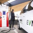 „Unsere Ladepunkte findet man bei Einkaufszentren, entlang Hauptverkehrswegen, bei Nahversorgern und im Gemeindegebiet. Eben dort, wo wir Menschen ohnehin unseren Alltag verbringen“, so EVN E-Mobilität Abteilungsleiter Roman Nowatschek.