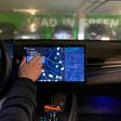 Sämtliche Akzeptanzstellen werden direkt in der Navigations-App auf dem Fahrzeugdisplay angezeigt.