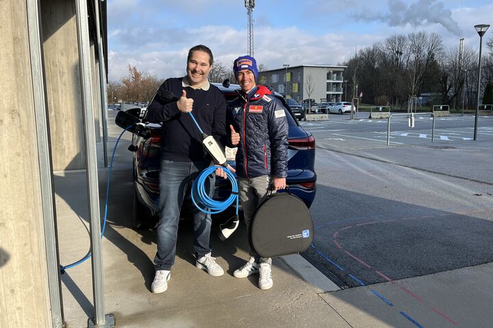 Foto v.l.n.r.: Dietmar Niederl (GF DiniTech GmbH) und Stefan Kraft (ÖSV Skispringer).