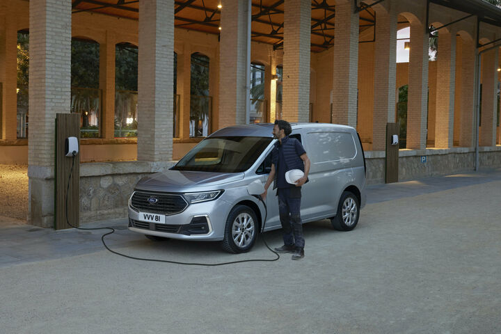 Ebenfalls neu startet der Transit Connect als Plug-In-Hybridvariante