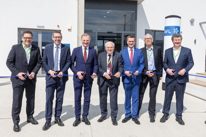V.l.n.r.: Lukas Walter COO AVL, Markus Vogl Bgm. Steyr, LH Thomas Stelzer, Helmut List CEO AVL, Markus Achleitner LR für Wirtschaft und Forschung, Leopold Födermayr Investor