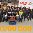 Stolz auf die dreimillionste Achse: Das Team der zuständigen Schicht im SAF-Holland Werk 03 in Bessenbach feiert das Jubiläumsprodukt.