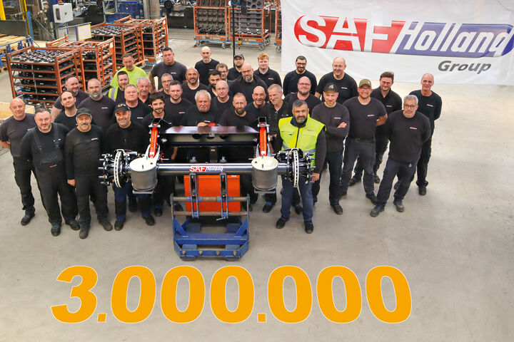 Stolz auf die dreimillionste Achse: Das Team der zuständigen Schicht im SAF-Holland Werk 03 in Bessenbach feiert das Jubiläumsprodukt.