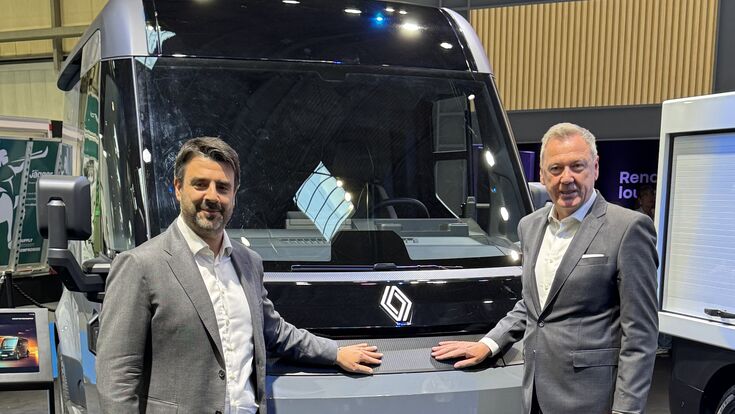 © Karin Tober Alessandro de Rinaldis, Family Revenue Leader für Renault Trafic, Estafette und Goelette (li.) mit Heinz Jürgen Löw, ehemaliger Head of LCV Renault Group, vor der vollelektrischen Estafette