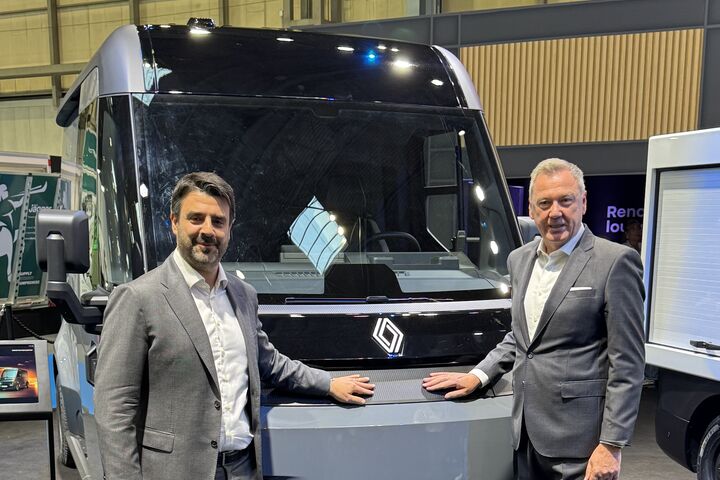 Alessandro de Rinaldis, Family Revenue Leader für Renault Trafic, Estafette und Goelette (li.) mit Heinz Jürgen Löw, ehemaliger Head of LCV Renault Group, vor der vollelektrischen Estafette