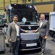 Alessandro de Rinaldis, Family Revenue Leader für Renault Trafic, Estafette und Goelette (li.) mit Heinz Jürgen Löw, ehemaliger Head of LCV Renault Group, vor der vollelektrischen Estafette