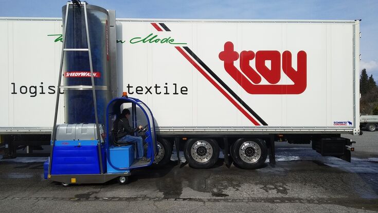 © Speedywash Ein Mann beim Waschen eines LKWs mit dem batteriebetriebenen Comfort