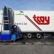 Ein Mann beim Waschen eines LKWs mit dem batteriebetriebenen Comfort