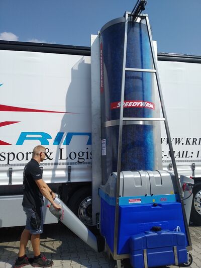 © Speedywash Mann bedient die Battery Easydrive