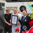 Guinness World Records-Titel für die längste rückwärtsgefahrene Strecke mit einem Sattelzug (Einzelperson). Marco Hellgrewe (Mitte) und Werner Kempfle, Entwicklungsingenieur und Co-Projektleiter des eActros 600, nehmen die Auszeichnung von Seyda Subasi-Gemici, Jurorin, Guinness World Records Limited, entgegen.