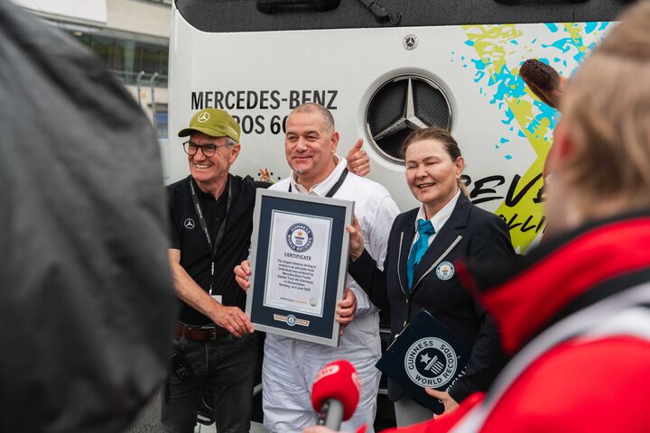 Guinness World Records-Titel für die längste rückwärtsgefahrene Strecke mit einem Sattelzug (Einzelperson). Marco Hellgrewe (Mitte) und Werner Kempfle, Entwicklungsingenieur und Co-Projektleiter des eActros 600, nehmen die Auszeichnung von Seyda Subasi-Gemici, Jurorin, Guinness World Records Limited, entgegen.