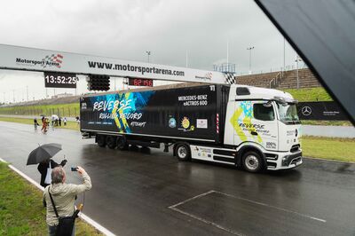 124,7 Kilometer rückwärts: Mercedes-Benz Trucks bricht Weltrekord mit eActros 600.