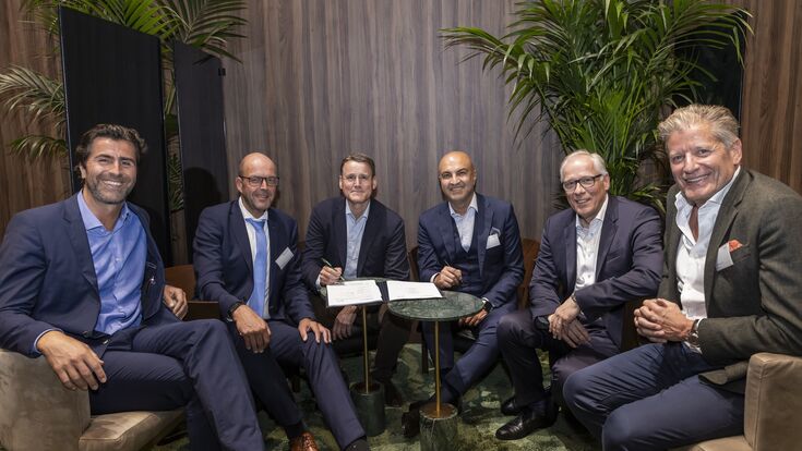 Unterzeichneten auf der Transport Logistic eine Rahmenvereinbarung über bis zu 1000 neue MAN Lkw: Alexander Vlaskamp, CEO MAN Truck & Bus (Mitte links) und Hakan Bicil, CEO Duvenbeck Unternehmensgruppe (Mitte rechts), im Beisein von (v.r.) Thomas Duvenbeck, Vorsitzender des Duvenbeck-Beirates, und Friedrich Baumann, Vorstand Sales & Customer Solutions MAN Truck & Bus, sowie (v.l.) Johannes Kramer, Senior Vice President Key Account MAN Truck & Bus, und Bernd Reining, Senior Vice President Fleet Management & Strategic Purchasing Duvenbeck.