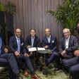 Unterzeichneten auf der Transport Logistic eine Rahmenvereinbarung über bis zu 1000 neue MAN Lkw: Alexander Vlaskamp, CEO MAN Truck & Bus (Mitte links) und Hakan Bicil, CEO Duvenbeck Unternehmensgruppe (Mitte rechts), im Beisein von (v.r.) Thomas Duvenbeck, Vorsitzender des Duvenbeck-Beirates, und Friedrich Baumann, Vorstand Sales & Customer Solutions MAN Truck & Bus, sowie (v.l.) Johannes Kramer, Senior Vice President Key Account MAN Truck & Bus, und Bernd Reining, Senior Vice President Fleet Management & Strategic Purchasing Duvenbeck.