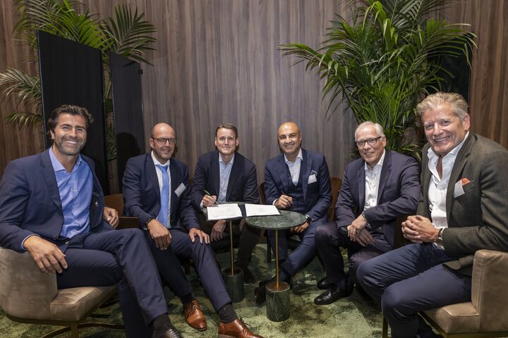 Unterzeichneten auf der Transport Logistic eine Rahmenvereinbarung über bis zu 1000 neue MAN Lkw: Alexander Vlaskamp, CEO MAN Truck & Bus (Mitte links) und Hakan Bicil, CEO Duvenbeck Unternehmensgruppe (Mitte rechts), im Beisein von (v.r.) Thomas Duvenbeck, Vorsitzender des Duvenbeck-Beirates, und Friedrich Baumann, Vorstand Sales & Customer Solutions MAN Truck & Bus, sowie (v.l.) Johannes Kramer, Senior Vice President Key Account MAN Truck & Bus, und Bernd Reining, Senior Vice President Fleet Management & Strategic Purchasing Duvenbeck.
