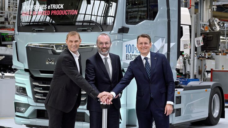 Beim Start der Serienproduktion des Elektro-Lkw: MAN-Produktionsvorstand Michael Kobriger gab zusammen mit Manfred Weber, Mitglied des Europäischen Parlaments und Vorsitzender der EVP, und MAN-CEO Alexander Vlaskamp (v.l.n.r.) im Werk München das Startsignal.