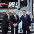 Beim Start der Serienproduktion des Elektro-Lkw: MAN-Produktionsvorstand Michael Kobriger gab zusammen mit Manfred Weber, Mitglied des Europäischen Parlaments und Vorsitzender der EVP, und MAN-CEO Alexander Vlaskamp (v.l.n.r.) im Werk München das Startsignal.