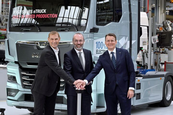 Beim Start der Serienproduktion des Elektro-Lkw: MAN-Produktionsvorstand Michael Kobriger gab zusammen mit Manfred Weber, Mitglied des Europäischen Parlaments und Vorsitzender der EVP, und MAN-CEO Alexander Vlaskamp (v.l.n.r.) im Werk München das Startsignal.