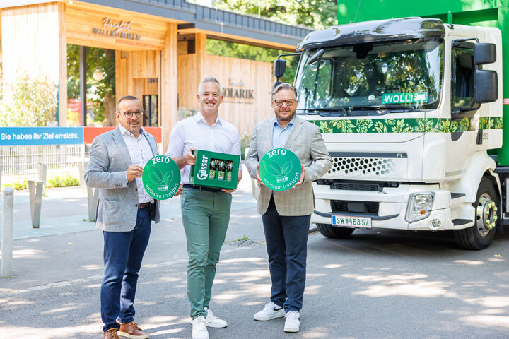 (v.li): Harald Raidl, Supply Chain Director der Brau Union, Gastronom Paul Kolarik und Dominic Schmid, Obmann der Sparte Tourismus und Freizeit in der Wirtschaftskammer Wien.