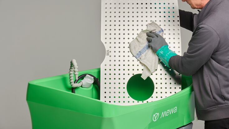 MTR, Mewa Eco-Clean, Teilereiniger, Adult, Cleaning, Clothing, Glove, Indoors, Interior Design, Male, Man, Person