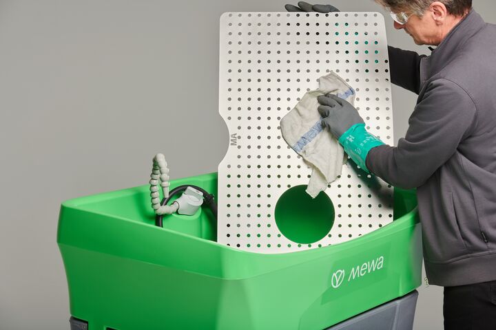 MTR, Mewa Eco-Clean, Teilereiniger, Adult, Cleaning, Clothing, Glove, Indoors, Interior Design, Male, Man, Person