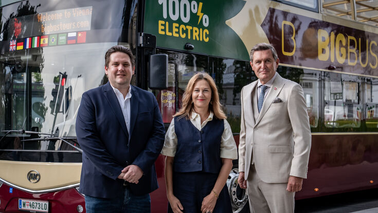 Big Bus Wien Geschäftsführer Michael Candy, Geschäftsführerin Karin Tausz und Mobilitätsminister Peter Hanke