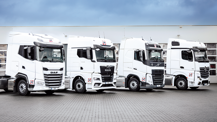 4 weiße Trucks nebeneinander