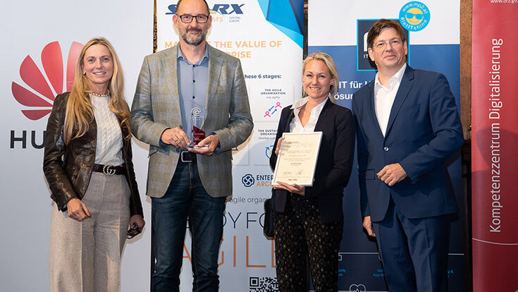 Mitte links Christian Meschnig, CEO Rosenberger Telematics, Mitte rechts Yvonne Weginger, MA, Marketing Leiterin Rosenberger Telematics